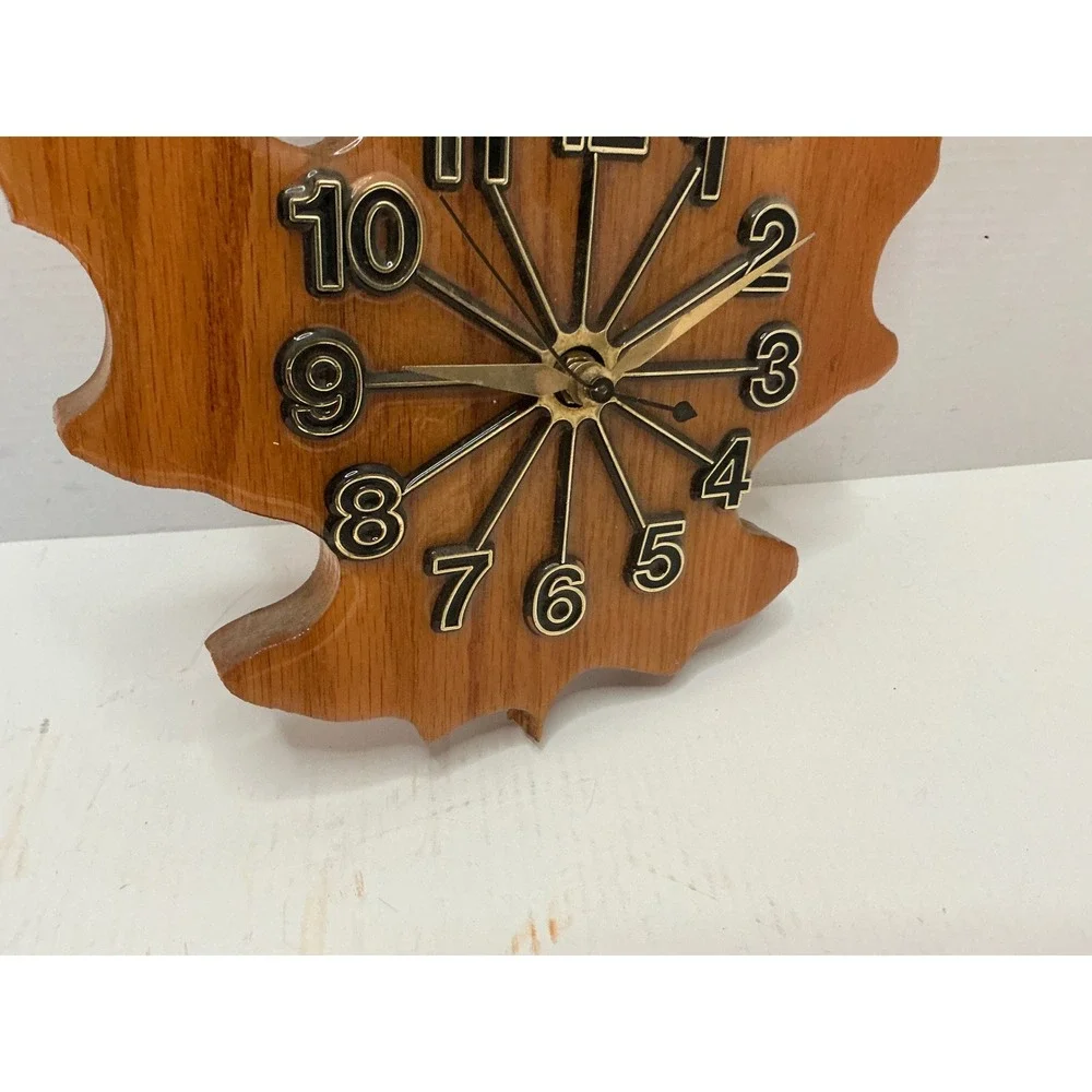 Vintage 1989 Maple Leaf Wall Clock Wood Gloss Cabin Decor 11in Rustic Works